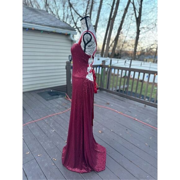 Beautiful burgundy sequin, backless lace-up gown, built in slip , hidden back zi - Picture 3 of 12